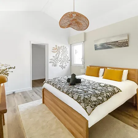 Appartement T3 Moderne Avec Terrasse, Piscine Et Parking Prive